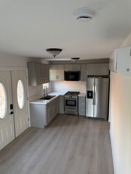 Building Photo - 631 N Brierwood Ave