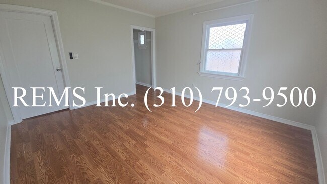 Building Photo - Front House with Laundry and Parking