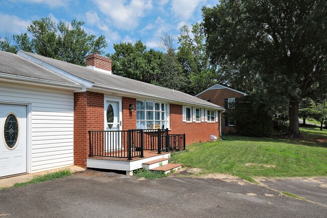 Building Photo - Updated Greenbrier Home with Fenced Yard