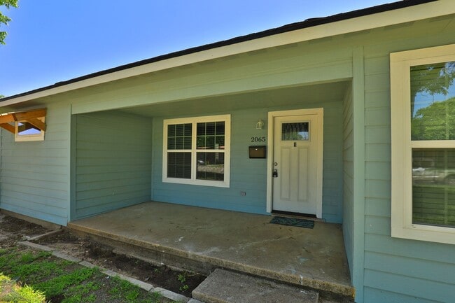 Building Photo - 3 bed, 2 bath, updated with all appliances provided!