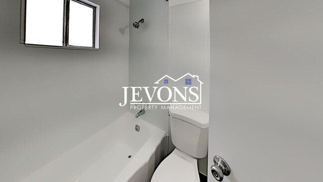 Building Photo - Embrace the cozy charms of this single-family home in Yakima's heart