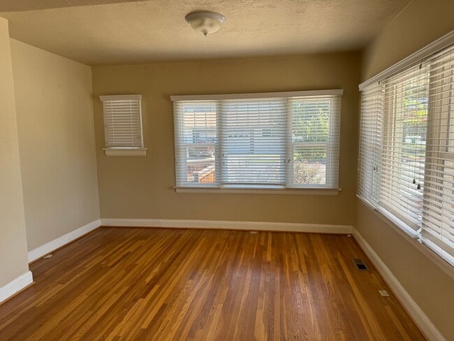 Building Photo - Charming South West Home!