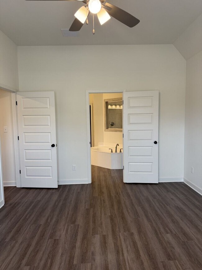 Building Photo - Beautiful 4-bedroom 3 full bathroom home i...