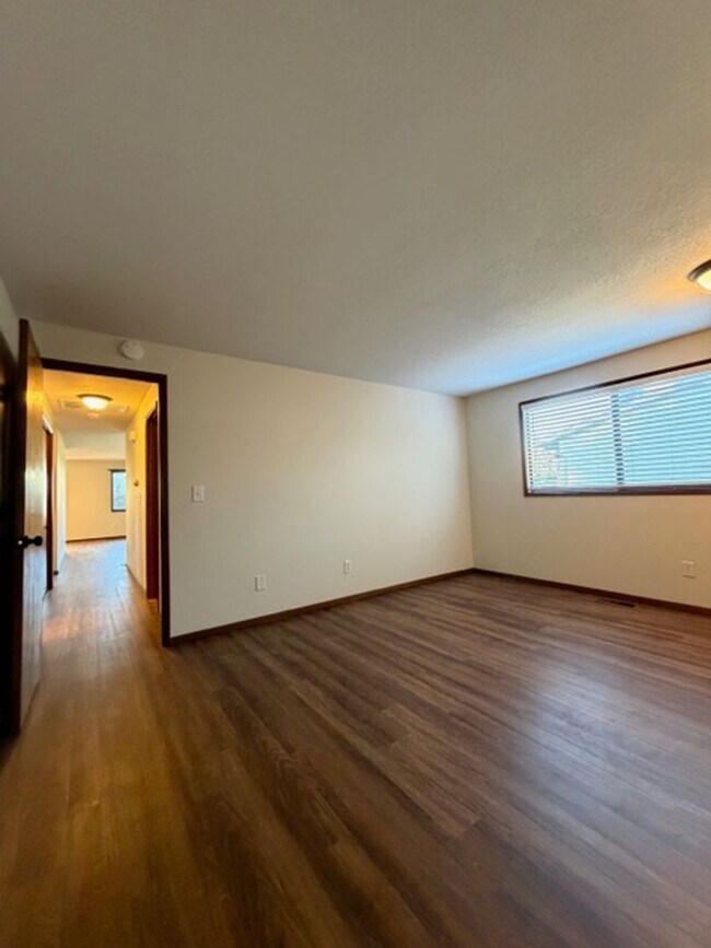 Building Photo - MIN912