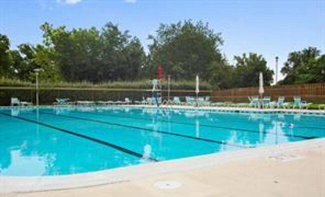 Building Photo - Fabulous 2BR/1BA Top Floor Condo in Grosve...