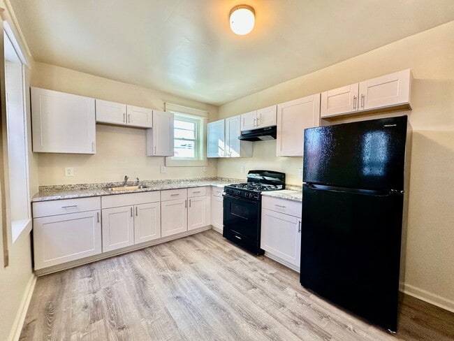 Building Photo - 4 Bedroom Home