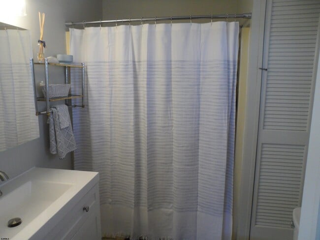 Building Photo - 9400 Ventnor Ave