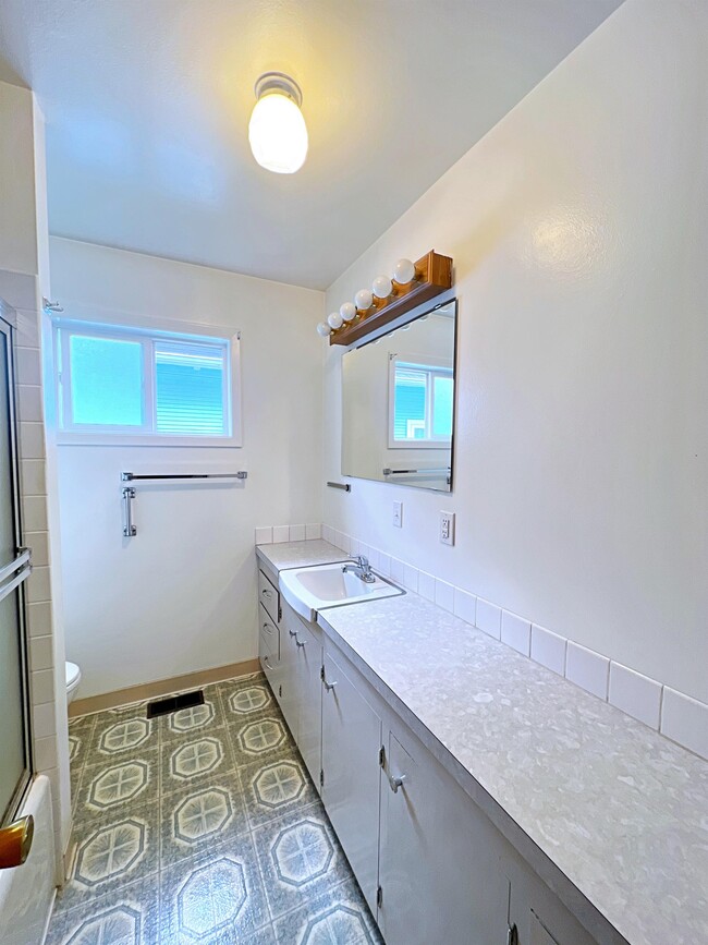 Building Photo - 3385 SE 10th Ave