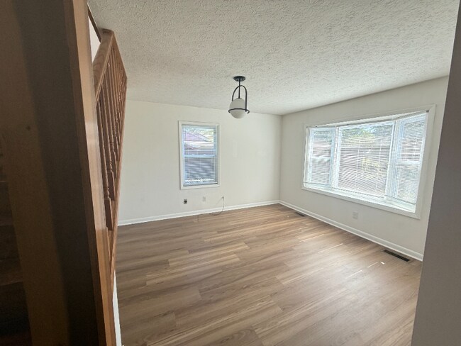 Building Photo - 2723 Hillview Dr