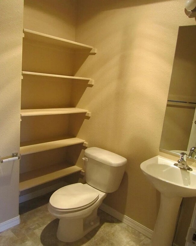 Building Photo - Promenade 2 Bedroom Condo