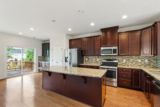 Building Photo - Beautifully Maintained 4BR/3.5BA End-Unit Townhome in Twin Lakes