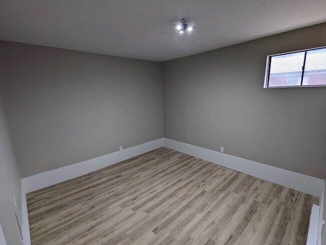 Building Photo - 1025 500 N