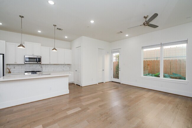 Building Photo - 310 Cyclamen St