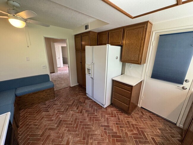 Building Photo - Single story 3 bed 2 bath in gated communi...