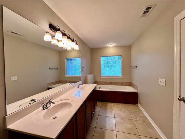 Building Photo - 564 S Pierremont Dr