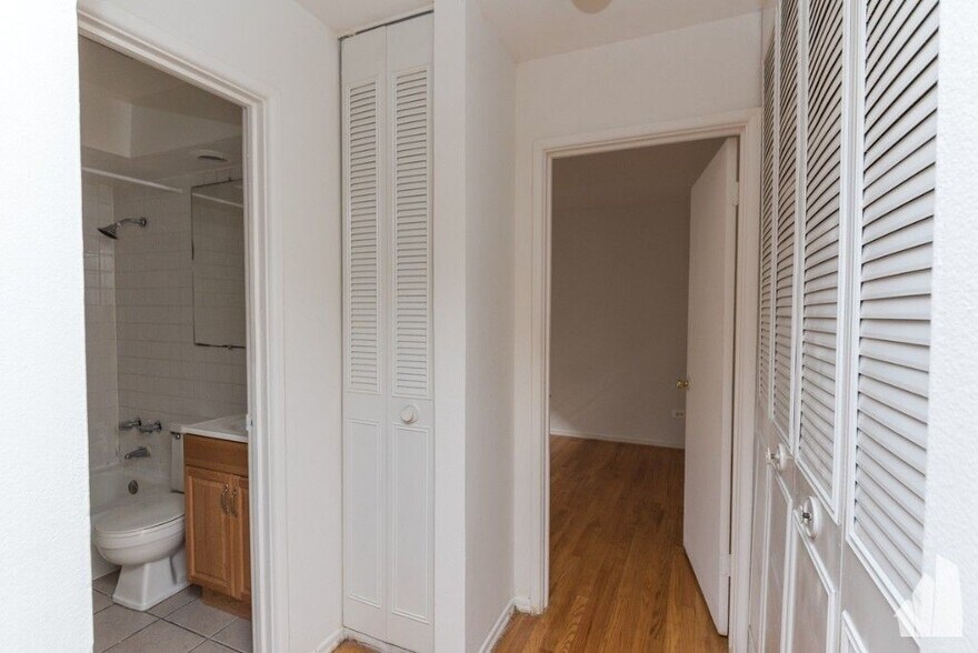 Building Photo - 6830 N Sheridan Rd