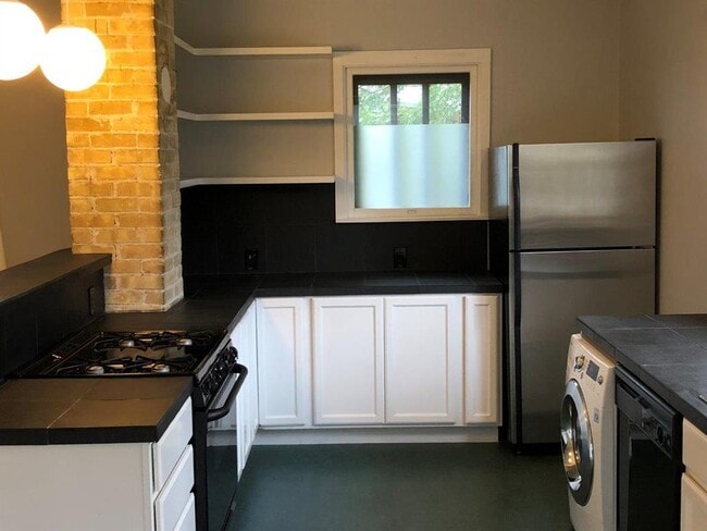 Building Photo - 2107 Newton St