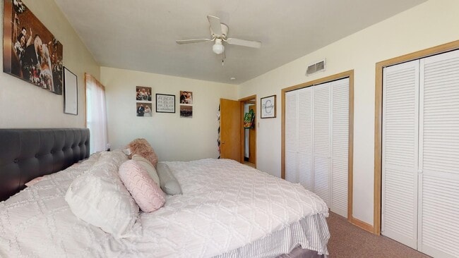 Building Photo - Home w/Yard & Garage