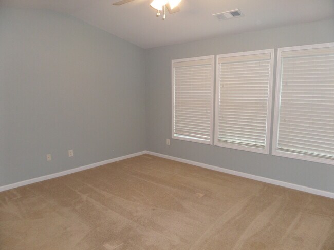 Building Photo - Rare 2 bed 2.5 bath  located in Kennesaw m...