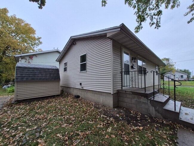 Building Photo - 3 Bedroom home with shed on corner lot ava...