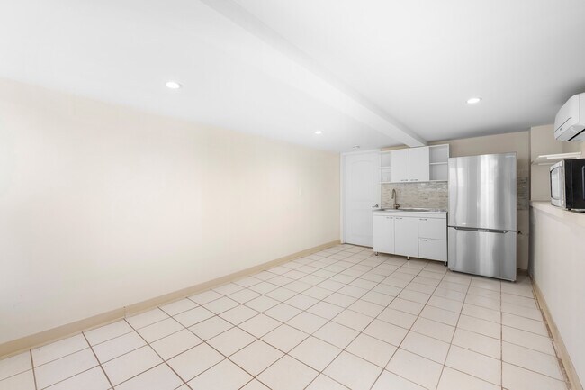 Building Photo - 729 Glenmore Blvd