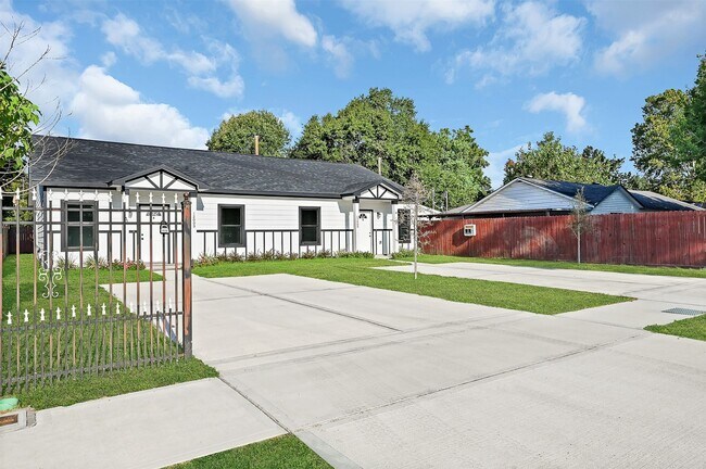 Building Photo - 12009 Meadowgreen St