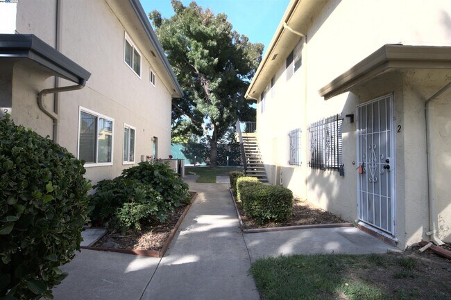 Building Photo - 1214 Sycamore Dr