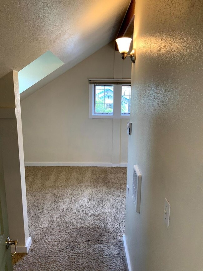 Building Photo - 1 Bedroom Unit in Whiteaker