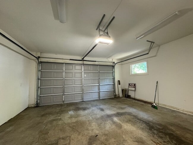 Building Photo - NEWLY RENOVATED 3 BED, 3 BATH ONE STORY HO...