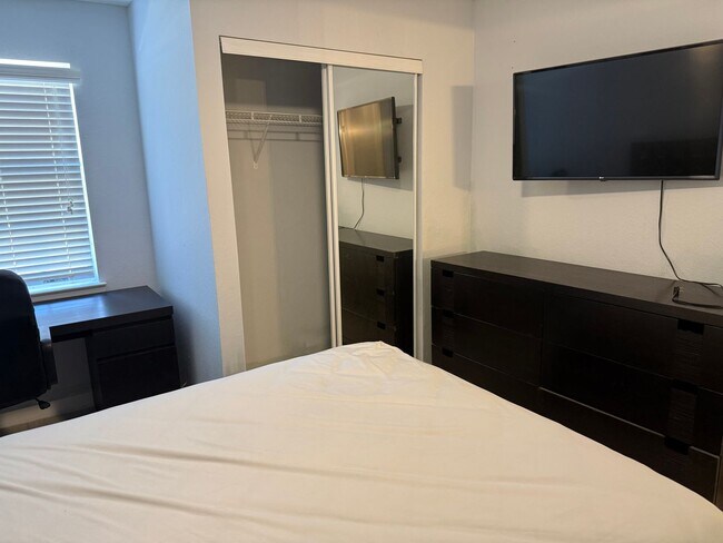 Building Photo - Spacious Furnished 3bd/3ba in Windsor Park! Close to Campus, Surrounded by Nature!