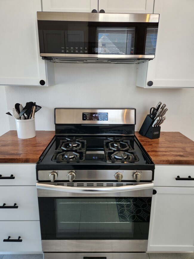 Kitchen - 1404 Grove St