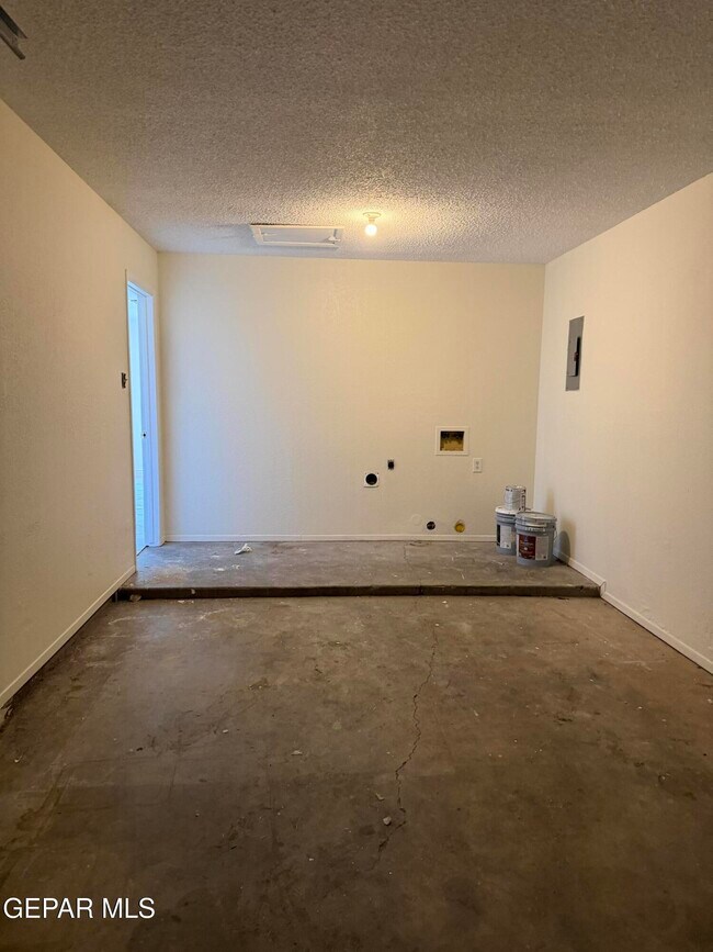 Building Photo - 8916 Leo St