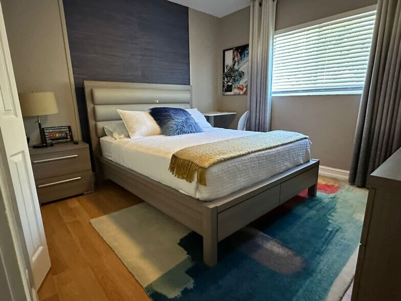 Building Photo - 1006 NE 14th Pl