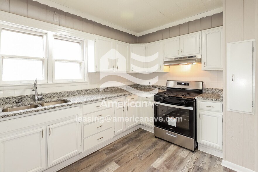 Building Photo - 136 Lawndale Ave