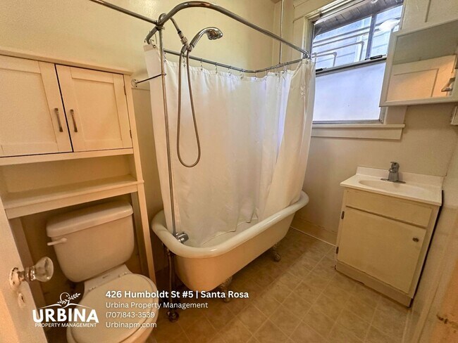Building Photo - 1-Bedroom Apartment with Vintage Charm Near Downtown Santa Rosa