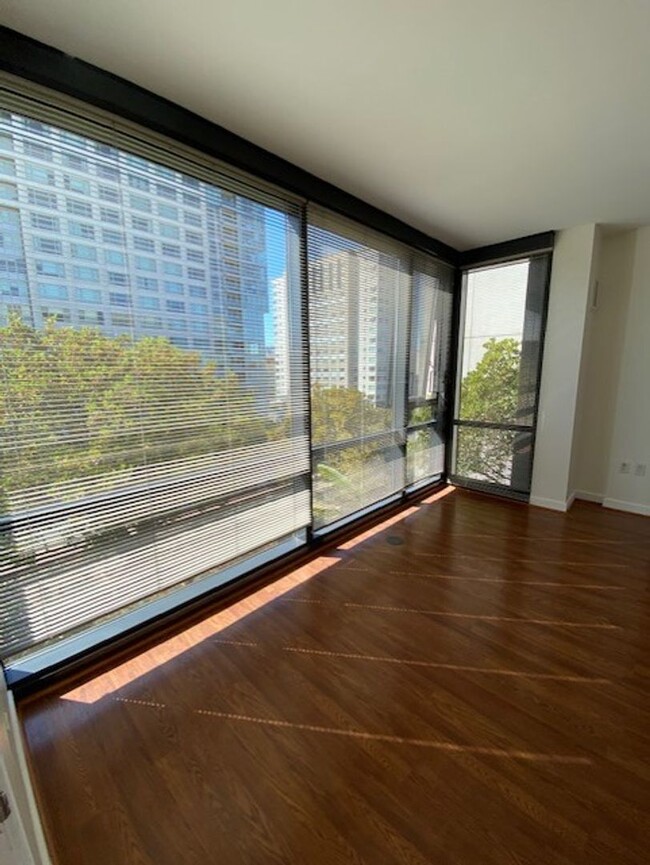 Building Photo - Bright and spacious one bedroom condo unit...