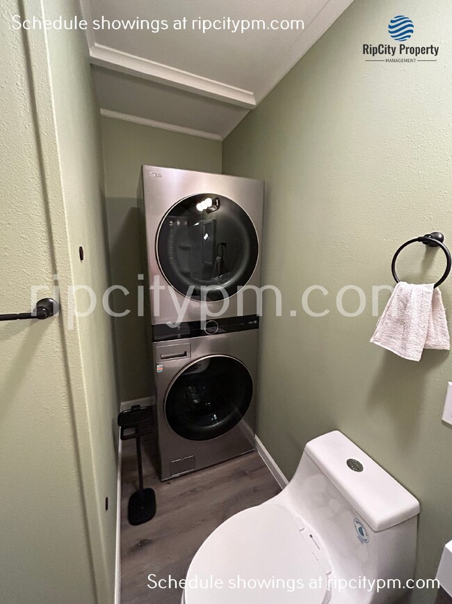 Building Photo - Beautiful studio apartment in downtown Hil...