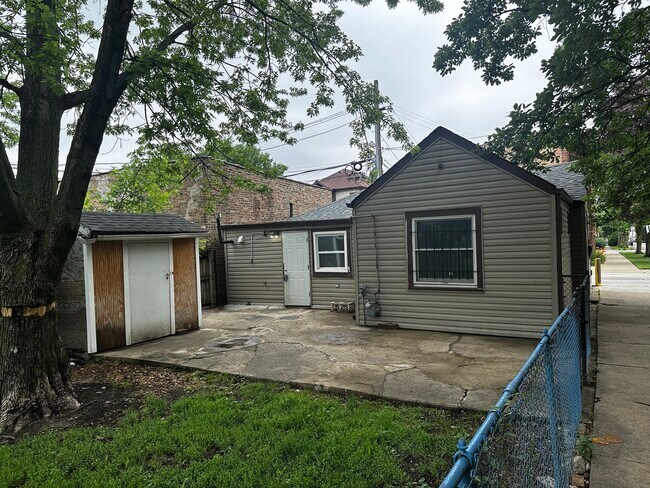 Building Photo - 3238 N Leclaire Ave