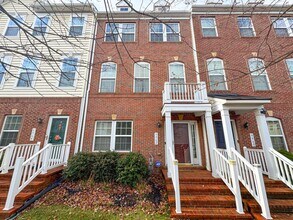 Building Photo - Beautiful And Spacious 3 Bed 3.5 Bath Interior Brick Townhome With Balcony In Hastings Marketplace