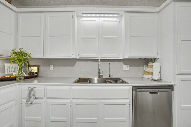 Building Photo - 710 Christmas Ln