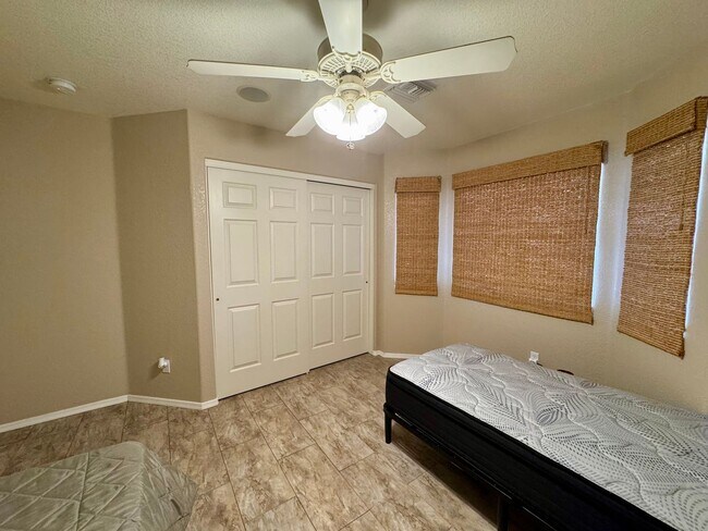 Building Photo - Don't miss this beutiful home with a  pool and mountain views