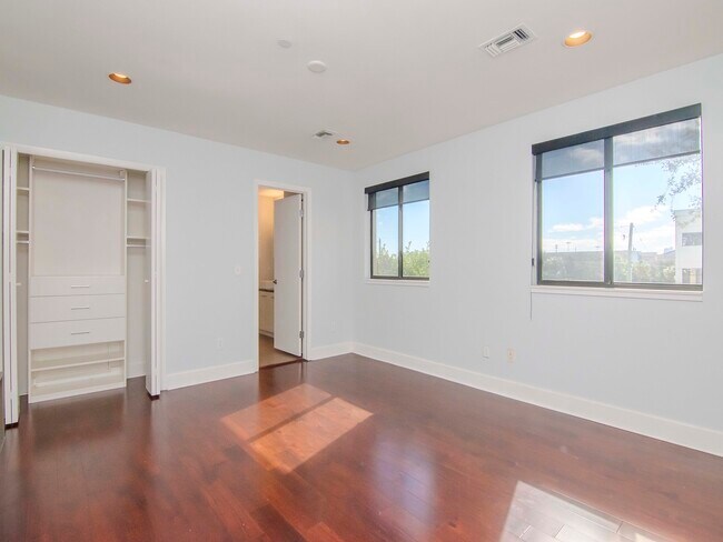 Building Photo - 213 S Moody Ave