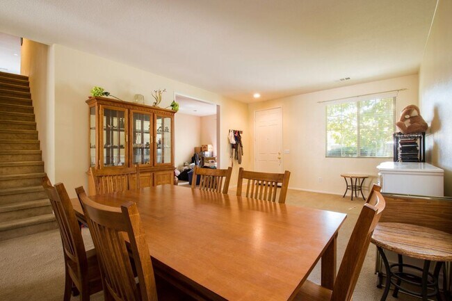 Building Photo - 4 Bed Home for Rent Palmdale CA 93551