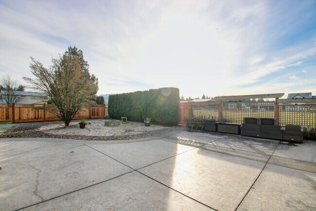 Building Photo - 3 Bedroom, 2 Bathroom House, Available Now!!!