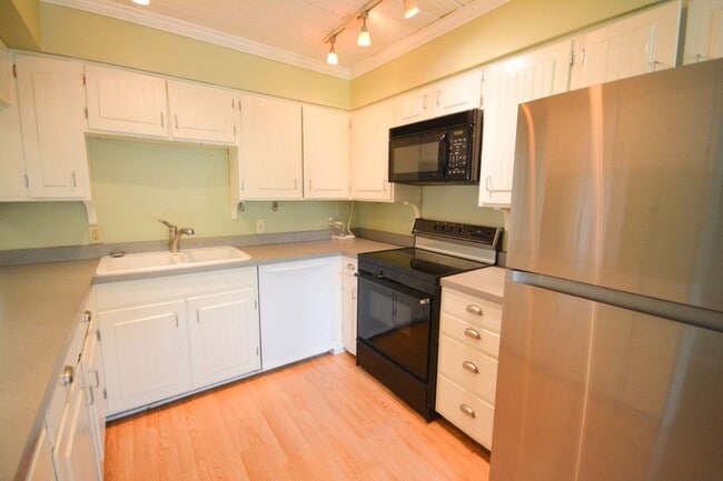 Building Photo - Beautiful 4 Bedroom With Modern and Unique Features Available For Rent NOW!