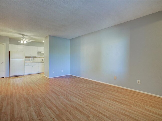 Building Photo - 2 Bedroom 2 Bathroom Retreat with Community Pool & Spa!