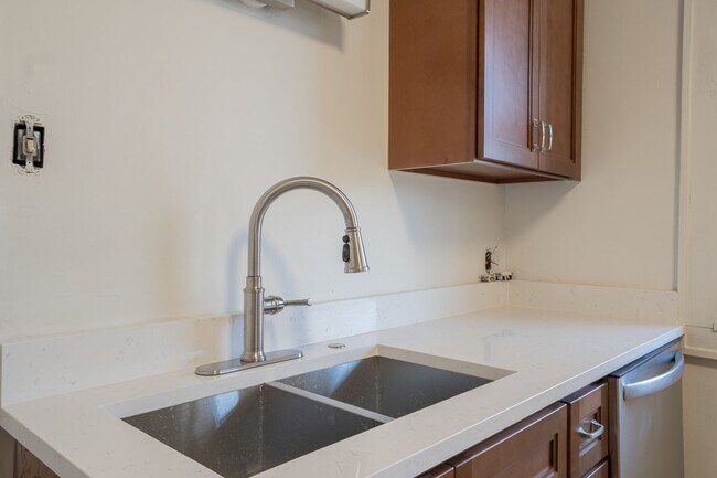 Building Photo - 2222 E Park Pl