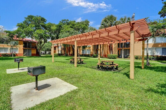 Building Photo - Updated 2 Bed, 2 Bath 1st Floor Condo with Garden Views in Lakes of Jacaranda, Plantation