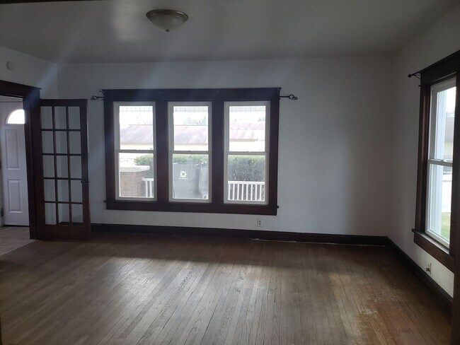 Building Photo - 4 bed/2 bath rental south of campus!