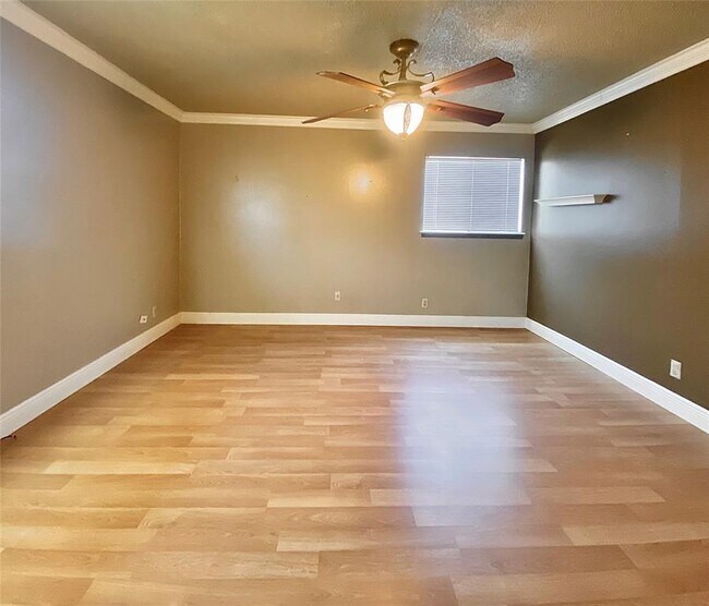 Building Photo - 8602 Colonial Dr